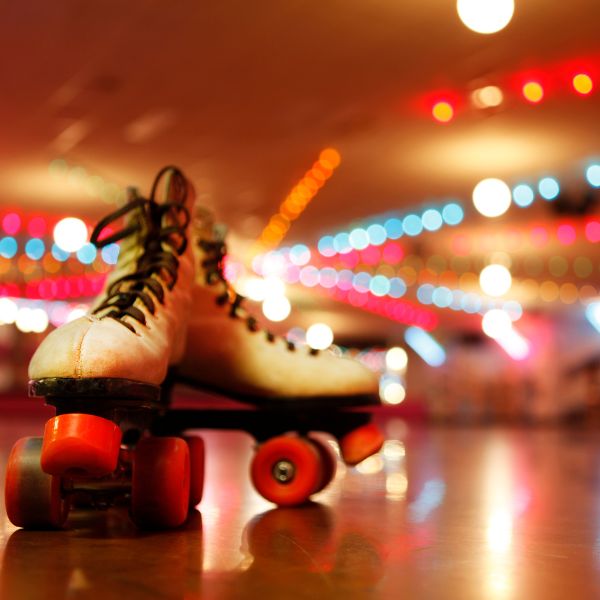 Une paire de rouler poser sur une piste de roller disco.