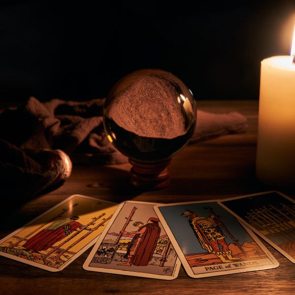 Boule de cristal et carte de tarot afin de lire l'avenir accompagné d'un bougie d'ambiance. Activité proposée en Normandie.