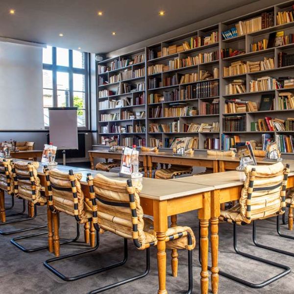 La salle de la bibliothèque peut accueillir jusqu'à 75 personnes avec ses 70 m².