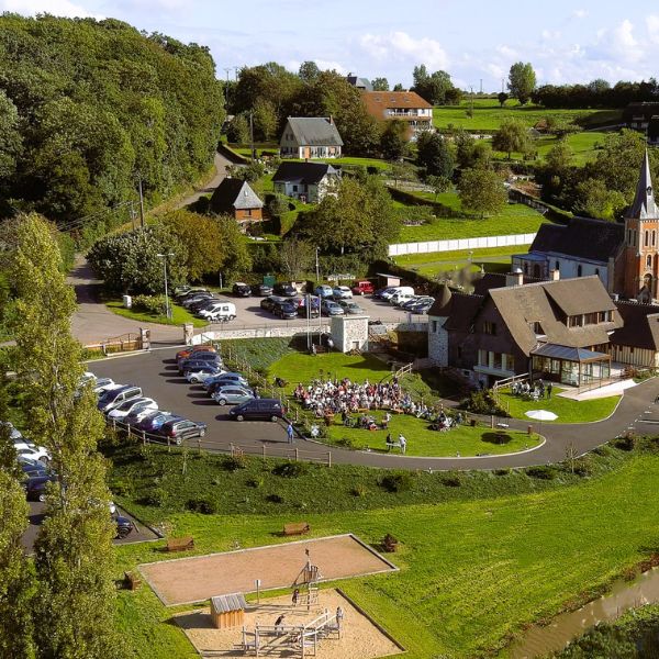 Vue d'ensemble du manoir néo normand.